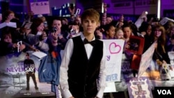 Sobre política Justin asegura no tener una opinión formada por el momento.