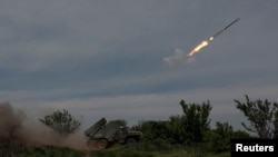 Kombora lililopigwa na wanajeshi wa Ukraine karibu naa mji wa Bakhmut, May 19, 2023. PICH: Reuters