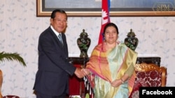 Prime Minister Hun Sen and Nepalese President Bidhya Devi Bhandari meet at the Asia-Pacific Summit 2018 in Nepal, November 30, 2018. (Photo from Facebook, Samdech Hun Sen, Cambodian Prime Minister)