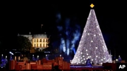 The White House and 2016 National Christmas Tree are seen during the lighting ceremony on the Ellipse, Thursday, Dec. 1, 2016 in Washington. (AP Photo/Alex Brandon)