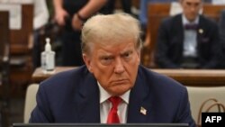Ish Presidenti Donald Trump i ulur në një sallë gjyqi në Nju Jork më 4 tetor 2023
