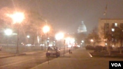 La cúpula del Capitolio de Washington apenas se divisa mientras las primeras nieves caen sobre la capital de Estados Unidos.