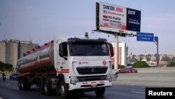 Un cartel en la principal autopista de Caracas en rechazo a las sanciones de EEUU.