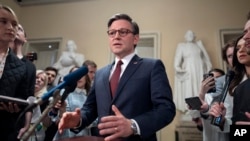 El presidente de la Cámara, Mike Johnson, habla con periodistas justo después de la aprobación de un paquete de ayuda de 95 mil millones de dólares para Ucrania, Israel y otros aliados de Estados Unidos, en el Capitolio de Washington, el 20 de abril de 2024.