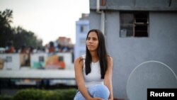 La migrante venezolana Victoriana Loaiza, de 23 años, quien fue expulsada de EEUU a México bajo el Título 42 y luego obtuvo parole para viajar a EEUU, posa para un retrato en la Ciudad de México, el 28 de octubre de 2022. REUTERS/Raquel Cunha