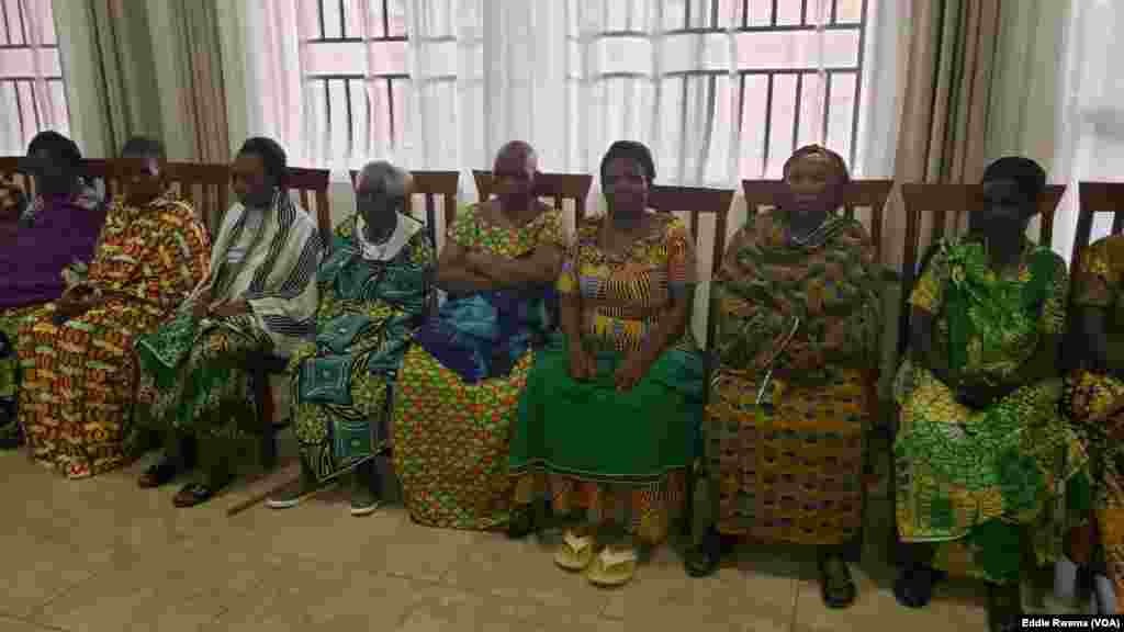 Bamwe mu babyeyi bagizwe incike na jenoside&nbsp;batuye mu nzu yabagenewe iri mu karere ka Bugesera mu ntara y'uburasirazuba bw'u Rwanda mu kiganiro n'umunyamakuru w'Ijwi ry'Amerika Eddie Rwema