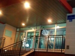 Prazno mjesto sa lijeve strane pored ulaznih vrata, gdje je do 10. decembra stajala ploča sa imenom haškog osuđenika za ratne zločine Radovana Karadžića.