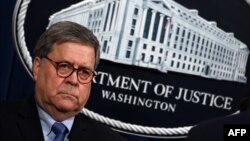 El secretario de Justicia, William Barr, fue el encargado de anunciar los cargos durante una rueda de prensa, celebrada el 26 de marzo de 2020.