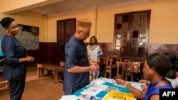 Le gouverneur de la région du Centre, Paul Naseri Bea, vote aux élections générales et municipales à Yaoundé, le 9 février 2020.