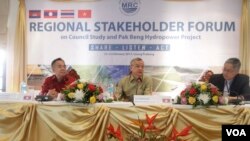 រដ្ឋមន្រ្តីក្រសួងធនធានធម្មជាតិនិងបរិស្ថានរបស់ប្រទេសឡាវ លោក Sommad Pholsena (កណ្តាល)ថ្លែងទៅកាន់អ្នកចូលរួមក្នុងវេទិកាថ្នាក់តំបន់រយៈពេលពីរថ្ងៃ ២២-២៣ខែកុម្ភៈ ស្តីពីទំនប់វារីអគ្គិសនីថ្មីរបស់ឡាវ ឈ្មោះប៉ាក់ បេង (Pak Beng) (ស៊ុន ណារិន/VOA)