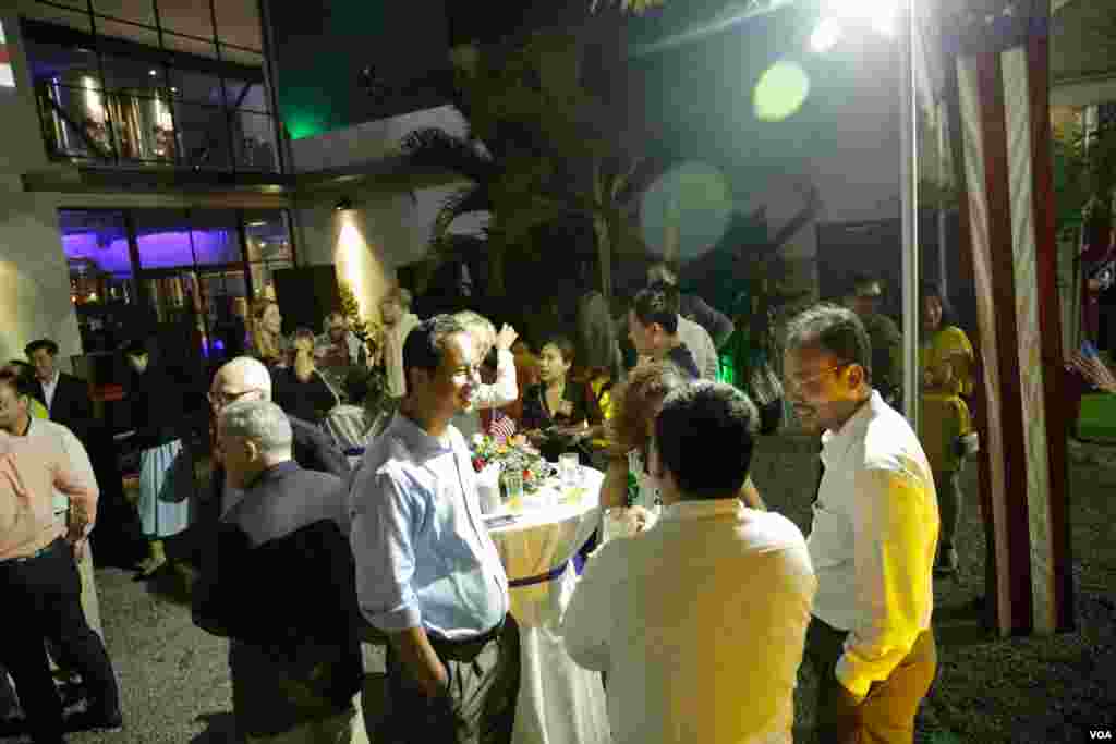 ទិដ្ឋភាព​ទូទៅ​នៃ​ការ​ប្រារព្ធ​បុណ្យ​ឯករាជ្យ​ជាតិ​របស់​អាមេរិក​ដោយ​ស្ថានទូត​សហរដ្ឋ​អាមេរិក​ក្នុង​រាជធានី​ភ្នំពេញ​ ប្រទេស​កម្ពុជា​កាលពី​ថ្ងៃទី​ ១៥ មិថុនា ឆ្នាំ ២០១៨។(នៅ វណា្ណរិន/VOA)