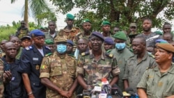 Meja Knali Ismael Wague, kati kati, msemaji wa Baraza la kijeshi CNSP