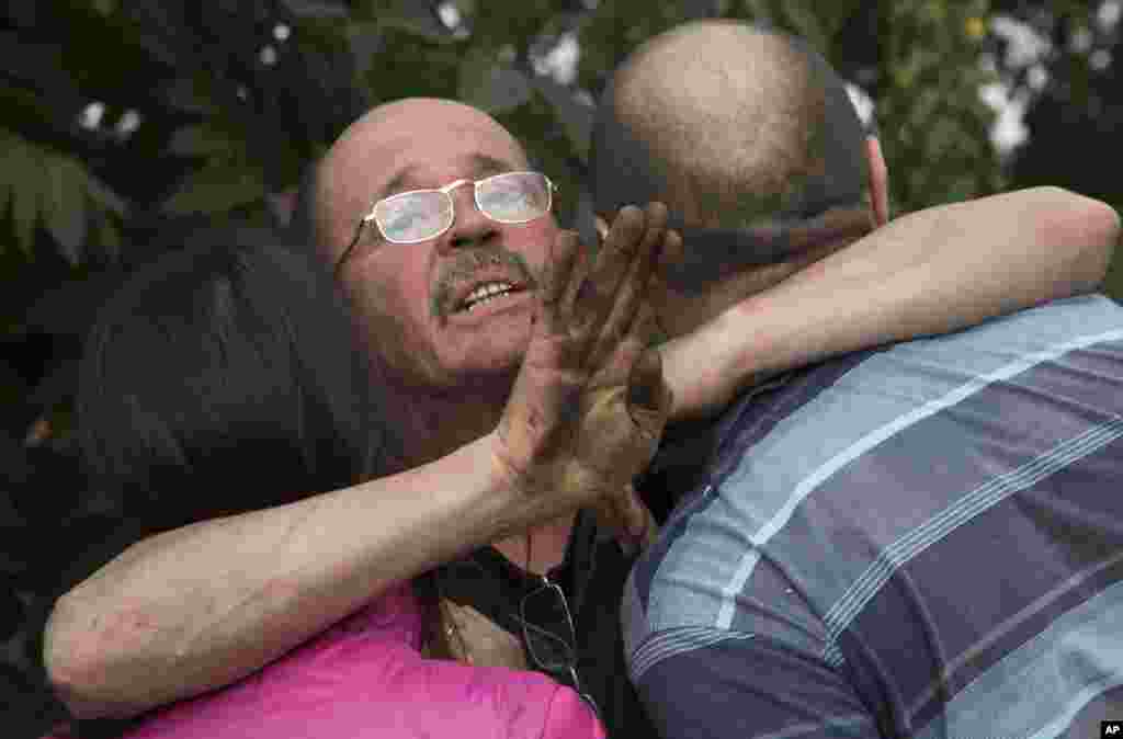 Люди після обстрілу. Донецьк 