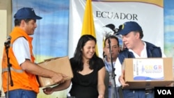 El presidente ecuatoriano Rafael Correa (izq.), le proveyó ayuda humanitaria al gobierno de Juan M. Santos durante las fuertes lluvias que azotaron Colombia a principios del 2011.