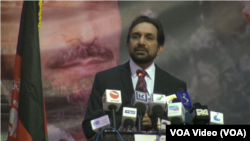 Wani mai wa'azi ya durkusa yana addu'a tare da yin kuka a mujami'ar Pentecostal dake sansanin 'yan gudun Bidi Bidi na arewacin Uganda<br />
<br />
&nbsp;