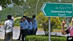 جسټس مياګل حسن اورنګزېب وويل چې په اوسنيو او پخوانيو حکومتونو کې د خلکو د بې درکه کېدو مقدمې يو شان دي خو عدالت به د ايين او قانون مطابق فيصله کوي. هغه ټینګار وکړ چې کرکه خپرونکي باید محاکمه شي، خو بې ګناه خلک باید په کې ښکېل نه شي.