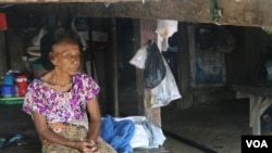 Phorn Un, 72, a villager living in Takeo province’s Champey commune, relies on her children who work at the garment industry for financial support, Takeo province, Cambodia, August 17, 2018. (Sun Narin/VOA Khmer)