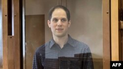 САД велат дека Русија неправедно го приведе новинарот на Вол Стрит Журнал, кој минатата година беше уапсен под обвинение за шпионирање.