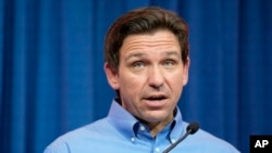 ARCHIVO - El gobernador de Florida, Ron DeSantis, habla durante un picnic de recaudación de fondos para el representante Randy Feenstra, republicano por Iowa, el 13 de mayo de 2023 en Sioux Center, Iowa.