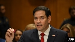 สว.มาร์โค รูบิโอ ขึ้นตอบคำถามต่อคณะกรรมาธิการความสัมพันธ์ระหว่างประเทศวุฒิสภา ในกระบวนการรับรองการเสนอชื่อขึ้นเป็นรมว.ต่างประเทศสหรัฐฯ ที่อาคารรัฐสภา ในกรุงวอชิงตัน เมื่อ 15 ม.ค. 2568 (Photo by ANDREW CABALLERO-REYNOLDS / AFP)