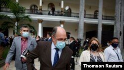 Pedro Calzadilla, nuevo rector del Consejo Nacional Electoral, es visto al final de la sesión extraordinaria de la Asamblea Nacional de Venezuela en Caracas, el 4 de mayo de 2021.