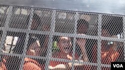 រូបឯកសារ៖ សកម្មជន​គណបក្ស​សង្គ្រោះជាតិ​ត្រូវ​នាំ​ចេញ​ទៅ​មន្ទីរ​ឃុំឃាំង​វិញ​បន្ទាប់​ពី​តុលាការ​លើក​ពេល​សវនាការ។