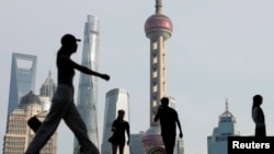 大衆走在上海外灘上可以看到江對岸的陸家嘴金融區。 （2024年9月27日）