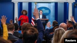 Gazetarët ngrenë duart për të bërë pyetje gjatë konferencës për shtyp (13 shkurt 2023)