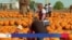 Estadounidenses aprovechan el final del otoño para seguir la tradición de visitar los huertos de calabazas