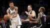  Milwaukee Bucks' Giannis Antetokounmpo, à gauche, essaie de passer les défenseurs de Brooklyn Nets lors d'un match de NBA, New York le 13 mars 2016 (AP Photo/Seth...