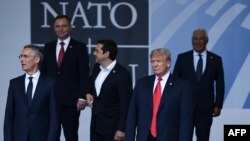 Rais Donald Trump (kulia) akiwa pembeni ya Katibu Mkuu wa NATO Jens Stoltenberg wakati wa picha ya pamoja ya wakuu wa nchi za NATO.