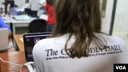 ទិដ្ឋភាព​នៃ​ថ្ងៃធ្វើការ​ចុងក្រោយ​នៃ​កាសែត​ The Cambodia Daily ក្រោយ​ប្រតិបត្តិការ​បោះពុម្ភផ្សាយ​អស់​រយៈពេល​ ២៤ឆ្នាំ​និង​១៥ថ្ងៃ​ តាំងពី​ឆ្នាំ១៩៩៣​មក​ ក្នុង​រាជធានី​ភ្នំពេញ​ ថ្ងៃទី៣ ខែកញ្ញា ឆ្នាំ២០១៧។ (ហ៊ាន សុជាតា/VOA)