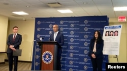 دیمین ویلیامز، دادستان ارشد فدرال در منهتن، در یک کنفرانس مطبوعاتی برای اعلام اضافه شدن روجا ایگناتووا «ملکه رمزارز» به فهرست افراد فراری تحت تعقیب اف‌بی‌ای. نیویورک - ۳۰ ژوئن ۲۰۲۲