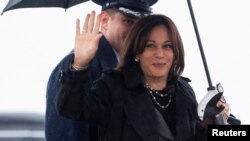 Makamu Rais wa Marekani Kamala Harris akiwasili katika uwanja wa ndege kwa safari yake kuelekea Poland na Romania kwa ziara ya siku tatu. 