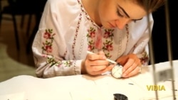 Як пишуть українські писанки в Чикаго. Відео