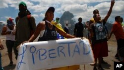 La crisis política en Venezuela ha puesto sobre el tablero la opción militar, que es rechazada por muchos países, incluso por los que se oponen al gobierno en disputa de Nicolás Maduro.