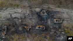 За два місяці Росія втратила майже 80 000 вбитими та пораненими, а також 197 танків, 661 броньовану машину та 65 артилерійських систем, повідомляють в ISW. Архівне фото 2022 року: зруйновані броньовані машини РФ в Україні.