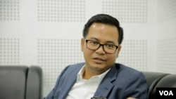 លោក ជិន ម៉ាលីន អ្នក​នាំ​ពាក្យ​ក្រសួង​យុត្តិធម៌​ ផ្តល់​សម្ភាសន៍​ដល់ VOA ក្រោយពី​ចូល​រួមកម្មវិធីផ្សាយ​ផ្ទាល់​ «តុមូល​វីអូឌី» អំពី​ប្រធានបទ​«​វិធានការ​លុប​បំបាត់​អំពើ​ពុករលួយ​នៅ​ក្នុងប្រព័ន្ធ​យុត្តិធម៌» នៅ​បន្ទប់​ផ្សាយ​វីអូឌី​ក្នុង​រាជធានី​ភ្នំពេញ