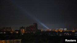 "Sistemi protivvazdušne odbrane regiona Kijev angažirani su nekoliko puta tokom noći da odbiju rakete i bespilotne letjelice koje ciljaju ukrajinski glavni grad."