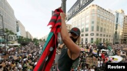 Los manifestantes se reunieron el domingo en la recién creada Plaza "Black Lives Matter" a exigir el fin del racismo y la violencia policial en Estados Unidos.