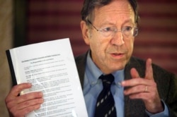 រូបឯកសារ៖ អតីត​រដ្ឋមន្រ្តី​ក្រសួង​យុត្តិធម៌​កាណាដា​លោក Irwin Cotler ថ្លែង​ទៅកាន់​ប្រព័ន្ធ​ផ្សព្វផ្សាយ​ក្នុងសន្និសីទ​សារព័ត៌​មាន​មួយ​នៅ​ក្រុងហ្សេរុយសាឡឹម កាលពី​ថ្ងៃពុធ ទី៣០ ខែធ្នូ ឆ្នាំ២០០៩។