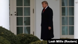 ARHIVA - Predsednik Donald Tramp hoda ka Ovalnoj kancelariji, 31. decembra 2020.(Foto: Reuters/Leah Millis)