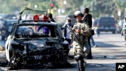 សមាជិក​នៃ​ឆ្មាំ​ការពារ​ជាតិ​យាម​តំបន់​មួយ​ខណៈ​ដែល​អ្នក​ពន្លត់​អគ្គិភ័យ​បន្ត​ពន្លត់​អណ្តាត​ភ្លើង កាលពី​ថ្ងៃទី៣០ ខែឧសភា ឆ្នាំ២០២០ នៅ​ក្នុង​ក្រុង Minneapolis រដ្ឋ Minnesota។