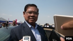 រូប​ឯកសារ៖ លោក ស ខេង រដ្ឋមន្រ្តីក្រសួងមហាផ្ទៃប្រាប់អ្នកសារព័ត៌មានក្នុងពិធីកម្ទេចផលិតផល និងថ្នាំពេទ្យក្លែងក្លាយក្នុងរាជានីភ្នំពេញ នាថ្ងៃទី១២ ខែមីនា ឆ្នាំ២០១៩។