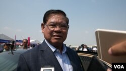 រូបឯកសារ៖ ​លោក ស ខេង រដ្ឋមន្រ្តីក្រសួងមហាផ្ទៃប្រាប់អ្នកសារព័ត៌មានក្នុងពិធីកម្ទេចផលិតផល និងថ្នាំពេទ្យក្លែងក្លាយក្នុងរាជានីភ្នំពេញ នាថ្ងៃទី១២ ខែមីនា ឆ្នាំ២០១៩។