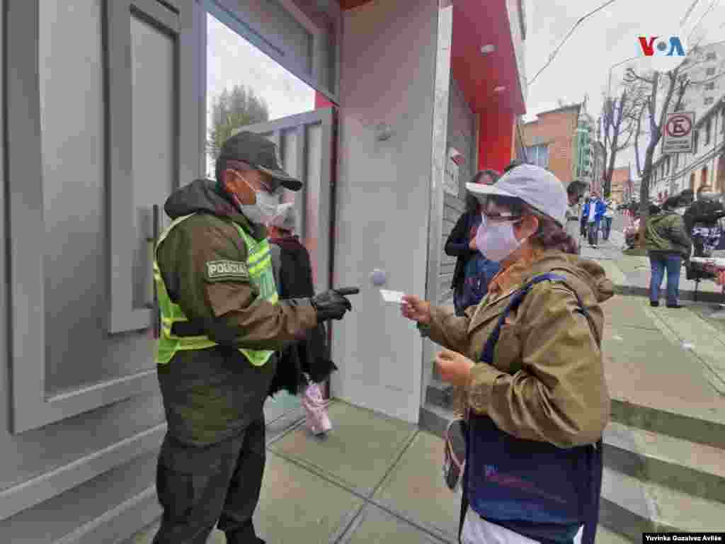Largas filas se registran para votar en Bolivia, es indispensable mostrar el carné de identidad para el ingreso a los diferentes recintos de votación. Foto Yuvinka Gozalvez Avilés.