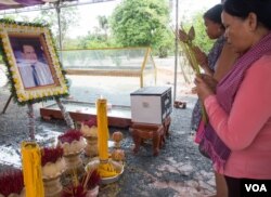 រូបឯកសារ៖ ប្រជាពលរដ្ឋ​អុជធូប​គោរព​វិញ្ញាណក្ខន្ធ​លោក​បណ្ឌិត​ កែម ឡី​ អ្នកវិភាគ​កិច្ច​អភិវឌ្ឍន៍​សង្គមនៅស្រុក​ត្រាំកក់ ខេត្ត​តាកែវ នៅ​ថ្ងៃ​សៅរ៍ ទី​១៣ ខែសីហា ឆ្នាំ​២០១៦​។​ (ឡេង ឡែន/VOA)