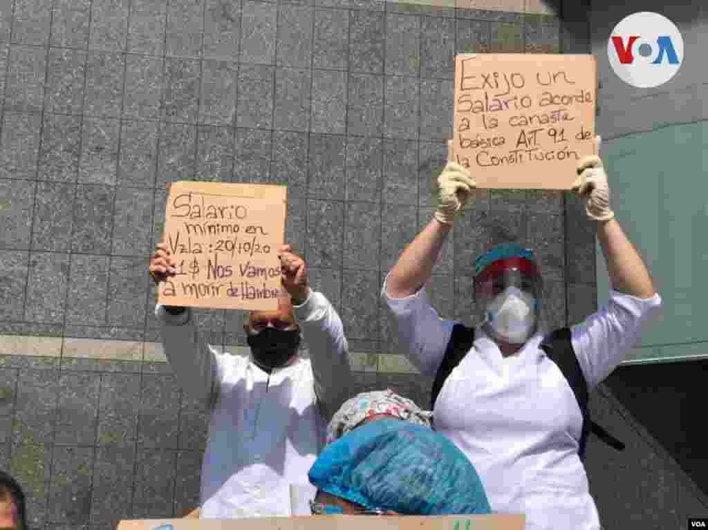 "Y no, y no, y no nos quitarán el derecho a protesta", coreaban los profesionales de la salud al frente del PNUD. Foto: Álvaro Algarra, VOA.