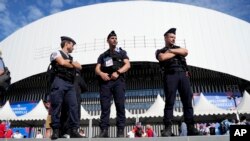 Agentes de policía franceses se encuentran afuera del Stade de Marseille antes del inicio del partido de cuartos de final de la Copa Mundial de Rugby entre Gales y Argentina, en Marsella, Francia, el sábado 14 de octubre de 2023.