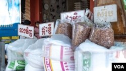 រូប​ឯកសារ៖ អង្ករ​បួន​ប្រភេទ ត្រូវបាន​ដាក់​បង្ហាញ​ក្នុង​ហាង​លក់អង្ករ​មួយ​កន្លែង​ក្នុង​រាជធានី​ភ្នំពេញ​នៃ​ប្រទេស​កម្ពុជា នៅ​ថ្ងៃទី៣ ខែធ្នូ ឆ្នាំ២០២០។ (ទុំ ម្លិះ/វីអូអេ)